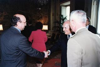Onn. Elvio Ruffino, Walter Bielli e Tiziana Valpiana, con i genitori dei tre paracadutisti deceduti in incidenti di aviolancio