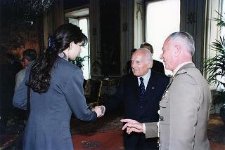 Onn. Elvio Ruffino, Walter Bielli e Tiziana Valpiana, con i genitori dei tre paracadutisti deceduti in incidenti di aviolancio