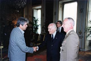 Onn. Elvio Ruffino, Walter Bielli e Tiziana Valpiana, con i genitori dei tre paracadutisti deceduti in incidenti di aviolancio