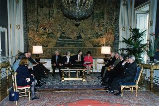 Onn. Elvio Ruffino, Walter Bielli e Tiziana Valpiana, con i genitori dei tre paracadutisti deceduti in incidenti di aviolancio