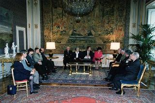 Onn. Elvio Ruffino, Walter Bielli e Tiziana Valpiana, con i genitori dei tre paracadutisti deceduti in incidenti di aviolancio