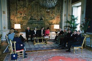 Onn. Elvio Ruffino, Walter Bielli e Tiziana Valpiana, con i genitori dei tre paracadutisti deceduti in incidenti di aviolancio