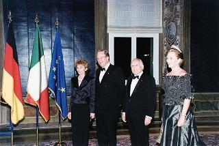 Visita di Stato in Italia delle LL. MM. il Re e la Regina del Belgio Alberto e Paola: incontro, scambi di doni e delle onorificenze e successivo paranzo al Quirinale