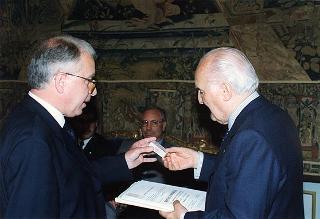 Padre Agostino Gardin, presidente onorario dell'Associazione Sorella Natura, con alcuni esponenti del sodalizio