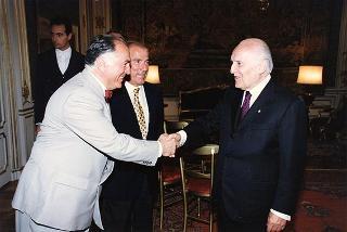 Prof. Filippo Materiale, preside del Liceo Ginnasio Statale "Tulliano" di Arpino (FR), con alcuni vincitori della 18^ edizione dei "Certamen Ciceronianum Arpinas" e delle precedenti edizioni della manifestazione