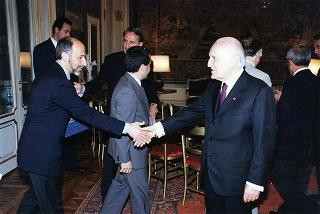 Prof. Filippo Materiale, preside del Liceo Ginnasio Statale "Tulliano" di Arpino (FR), con alcuni vincitori della 18^ edizione dei "Certamen Ciceronianum Arpinas" e delle precedenti edizioni della manifestazione