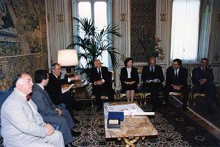 Prof. Filippo Materiale, preside del Liceo Ginnasio Statale "Tulliano" di Arpino (FR), con alcuni vincitori della 18^ edizione dei "Certamen Ciceronianum Arpinas" e delle precedenti edizioni della manifestazione