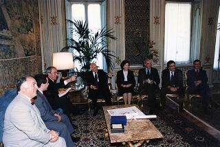 Prof. Filippo Materiale, preside del Liceo Ginnasio Statale "Tulliano" di Arpino (FR), con alcuni vincitori della 18^ edizione dei "Certamen Ciceronianum Arpinas" e delle precedenti edizioni della manifestazione