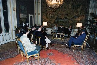 Prof. Filippo Materiale, preside del Liceo Ginnasio Statale "Tulliano" di Arpino (FR), con alcuni vincitori della 18^ edizione dei "Certamen Ciceronianum Arpinas" e delle precedenti edizioni della manifestazione