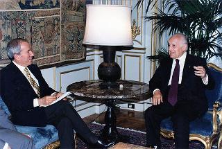 Prof. Filippo Materiale, preside del Liceo Ginnasio Statale "Tulliano" di Arpino (FR), con alcuni vincitori della 18^ edizione dei "Certamen Ciceronianum Arpinas" e delle precedenti edizioni della manifestazione