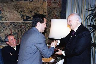 Prof. Filippo Materiale, preside del Liceo Ginnasio Statale "Tulliano" di Arpino (FR), con alcuni vincitori della 18^ edizione dei "Certamen Ciceronianum Arpinas" e delle precedenti edizioni della manifestazione