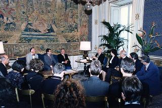 Prof. Filippo Materiale, preside del Liceo Ginnasio Statale "Tulliano" di Arpino (FR), con alcuni vincitori della 18^ edizione dei "Certamen Ciceronianum Arpinas" e delle precedenti edizioni della manifestazione