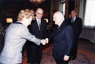 Prof. Enrico Malato, presidente della Salerno Editrice e direttore della Bibliografia generale della lingua e della letteratura italiana, con il Consiglio di amministrazione e il Consiglio direttivo della BIGLI, per il 25° anniversario di fondazione della Casa Editrice