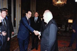 Prof. Enrico Malato, presidente della Salerno Editrice e direttore della Bibliografia generale della lingua e della letteratura italiana, con il Consiglio di amministrazione e il Consiglio direttivo della BIGLI, per il 25° anniversario di fondazione della Casa Editrice