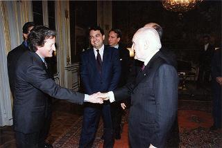 Prof. Enrico Malato, presidente della Salerno Editrice e direttore della Bibliografia generale della lingua e della letteratura italiana, con il Consiglio di amministrazione e il Consiglio direttivo della BIGLI, per il 25° anniversario di fondazione della Casa Editrice