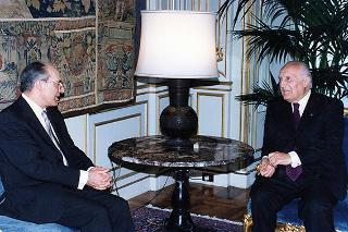 Prof. Enrico Malato, presidente della Salerno Editrice e direttore della Bibliografia generale della lingua e della letteratura italiana, con il Consiglio di amministrazione e il Consiglio direttivo della BIGLI, per il 25° anniversario di fondazione della Casa Editrice