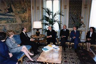 Prof. Enrico Malato, presidente della Salerno Editrice e direttore della Bibliografia generale della lingua e della letteratura italiana, con il Consiglio di amministrazione e il Consiglio direttivo della BIGLI, per il 25° anniversario di fondazione della Casa Editrice