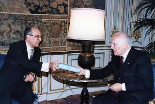 Prof. Enrico Malato, presidente della Salerno Editrice e direttore della Bibliografia generale della lingua e della letteratura italiana, con il Consiglio di amministrazione e il Consiglio direttivo della BIGLI, per il 25° anniversario di fondazione della Casa Editrice