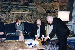 Prof. Enrico Malato, presidente della Salerno Editrice e direttore della Bibliografia generale della lingua e della letteratura italiana, con il Consiglio di amministrazione e il Consiglio direttivo della BIGLI, per il 25° anniversario di fondazione della Casa Editrice