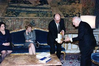 Prof. Enrico Malato, presidente della Salerno Editrice e direttore della Bibliografia generale della lingua e della letteratura italiana, con il Consiglio di amministrazione e il Consiglio direttivo della BIGLI, per il 25° anniversario di fondazione della Casa Editrice