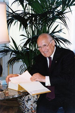 Prof. Enrico Malato, presidente della Salerno Editrice e direttore della Bibliografia generale della lingua e della letteratura italiana, con il Consiglio di amministrazione e il Consiglio direttivo della BIGLI, per il 25° anniversario di fondazione della Casa Editrice