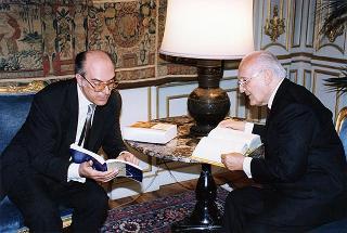 Prof. Enrico Malato, presidente della Salerno Editrice e direttore della Bibliografia generale della lingua e della letteratura italiana, con il Consiglio di amministrazione e il Consiglio direttivo della BIGLI, per il 25° anniversario di fondazione della Casa Editrice