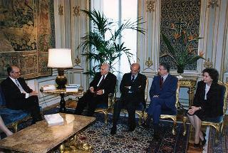 Prof. Enrico Malato, presidente della Salerno Editrice e direttore della Bibliografia generale della lingua e della letteratura italiana, con il Consiglio di amministrazione e il Consiglio direttivo della BIGLI, per il 25° anniversario di fondazione della Casa Editrice