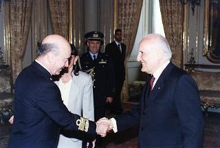Amm. Guido Venturoni, Capo di Stato maggiore della Difesa, Mario Pescante, presidente del CONI, gli atleti insigniti del "Diploma d'Onore" e del "Collare al Merito Sportivo" per il 1997 e gli alteti che hanno partecipato ai Campionati mondiali militari del 1998