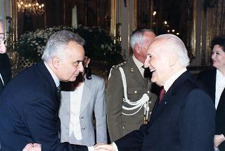 Amm. Guido Venturoni, Capo di Stato maggiore della Difesa, Mario Pescante, presidente del CONI, gli atleti insigniti del "Diploma d'Onore" e del "Collare al Merito Sportivo" per il 1997 e gli alteti che hanno partecipato ai Campionati mondiali militari del 1998