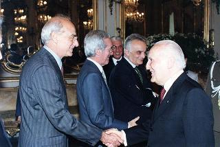 Amm. Guido Venturoni, Capo di Stato maggiore della Difesa, Mario Pescante, presidente del CONI, gli atleti insigniti del "Diploma d'Onore" e del "Collare al Merito Sportivo" per il 1997 e gli alteti che hanno partecipato ai Campionati mondiali militari del 1998