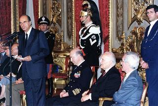 Amm. Guido Venturoni, Capo di Stato maggiore della Difesa, Mario Pescante, presidente del CONI, gli atleti insigniti del "Diploma d'Onore" e del "Collare al Merito Sportivo" per il 1997 e gli alteti che hanno partecipato ai Campionati mondiali militari del 1998