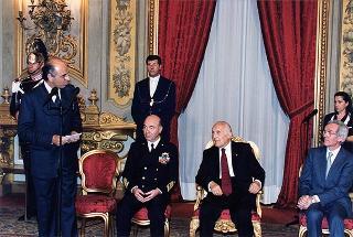 Amm. Guido Venturoni, Capo di Stato maggiore della Difesa, Mario Pescante, presidente del CONI, gli atleti insigniti del "Diploma d'Onore" e del "Collare al Merito Sportivo" per il 1997 e gli alteti che hanno partecipato ai Campionati mondiali militari del 1998