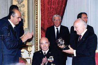Amm. Guido Venturoni, Capo di Stato maggiore della Difesa, Mario Pescante, presidente del CONI, gli atleti insigniti del "Diploma d'Onore" e del "Collare al Merito Sportivo" per il 1997 e gli alteti che hanno partecipato ai Campionati mondiali militari del 1998
