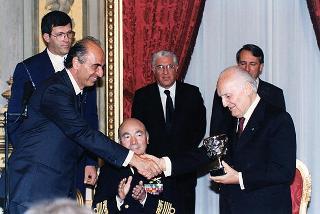 Amm. Guido Venturoni, Capo di Stato maggiore della Difesa, Mario Pescante, presidente del CONI, gli atleti insigniti del "Diploma d'Onore" e del "Collare al Merito Sportivo" per il 1997 e gli alteti che hanno partecipato ai Campionati mondiali militari del 1998