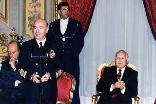 Amm. Guido Venturoni, Capo di Stato maggiore della Difesa, Mario Pescante, presidente del CONI, gli atleti insigniti del "Diploma d'Onore" e del "Collare al Merito Sportivo" per il 1997 e gli alteti che hanno partecipato ai Campionati mondiali militari del 1998