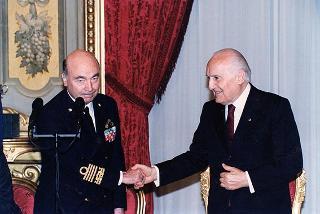 Amm. Guido Venturoni, Capo di Stato maggiore della Difesa, Mario Pescante, presidente del CONI, gli atleti insigniti del "Diploma d'Onore" e del "Collare al Merito Sportivo" per il 1997 e gli alteti che hanno partecipato ai Campionati mondiali militari del 1998