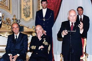 Amm. Guido Venturoni, Capo di Stato maggiore della Difesa, Mario Pescante, presidente del CONI, gli atleti insigniti del "Diploma d'Onore" e del "Collare al Merito Sportivo" per il 1997 e gli alteti che hanno partecipato ai Campionati mondiali militari del 1998