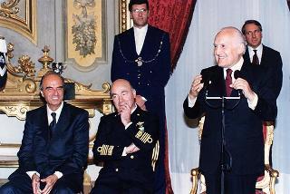 Amm. Guido Venturoni, Capo di Stato maggiore della Difesa, Mario Pescante, presidente del CONI, gli atleti insigniti del "Diploma d'Onore" e del "Collare al Merito Sportivo" per il 1997 e gli alteti che hanno partecipato ai Campionati mondiali militari del 1998