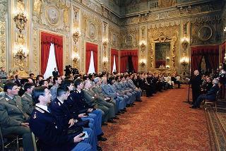 Amm. Guido Venturoni, Capo di Stato maggiore della Difesa, Mario Pescante, presidente del CONI, gli atleti insigniti del "Diploma d'Onore" e del "Collare al Merito Sportivo" per il 1997 e gli alteti che hanno partecipato ai Campionati mondiali militari del 1998