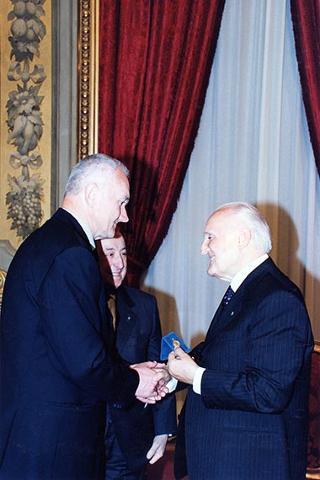 Cornelio Valetto, con una delegazione del Gruppo Anziani SAIAG