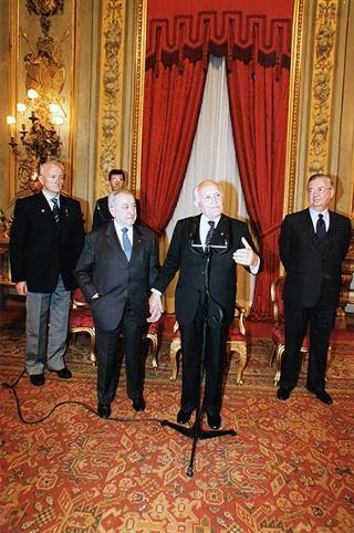 Cornelio Valetto, con una delegazione del Gruppo Anziani SAIAG