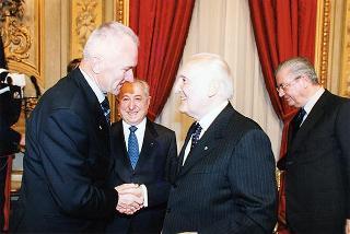 Cornelio Valetto, con una delegazione del Gruppo Anziani SAIAG