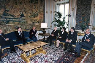 On. Andrea Sergio Garavini, con una delegazione dell'Unione nazionale lotta contro l'analfabetismo