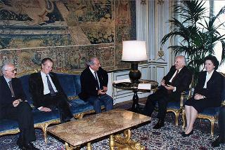 On. Andrea Sergio Garavini, con una delegazione dell'Unione nazionale lotta contro l'analfabetismo