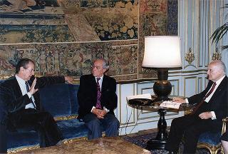 On. Andrea Sergio Garavini, con una delegazione dell'Unione nazionale lotta contro l'analfabetismo