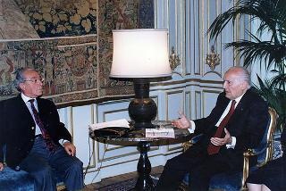 On. Andrea Sergio Garavini, con una delegazione dell'Unione nazionale lotta contro l'analfabetismo