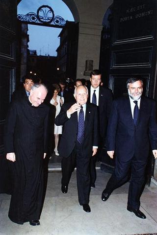 Roma, Chiesa di S. Maria in Trastevere: visita del Presidente della Repubblica alla Comunità di S. Egidio nel 30° anniversario di attività dell'Associazione
