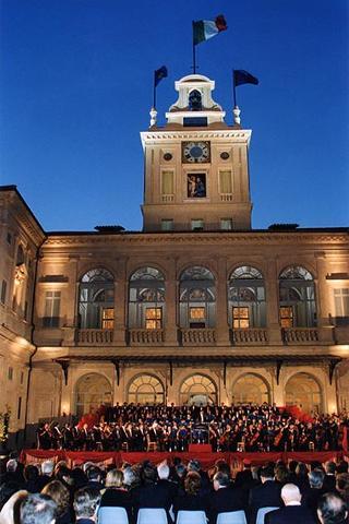 Quirinale Cortile d'Onore: Concerto dell'Orchestra Sinfonica Nazionale della RAI e del Coro dell'Accademia Nazionale di Santa Cecilia, diretti dal Maestro Gianluigi Gelmetti, in occasione della Festa Nazionale della Repubblica