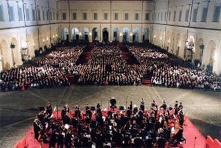 Quirinale Cortile d'Onore: Concerto dell'Orchestra Sinfonica Nazionale della RAI e del Coro dell'Accademia Nazionale di Santa Cecilia, diretti dal Maestro Gianluigi Gelmetti, in occasione della Festa Nazionale della Repubblica
