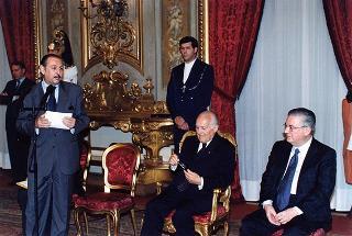 Lorenzo Del Boca, presidente della Federazione nazionale della stampa italiana, con una delegazione di partecipanti alle celebrazioni del 90° anniversario di fondazione della FINSI